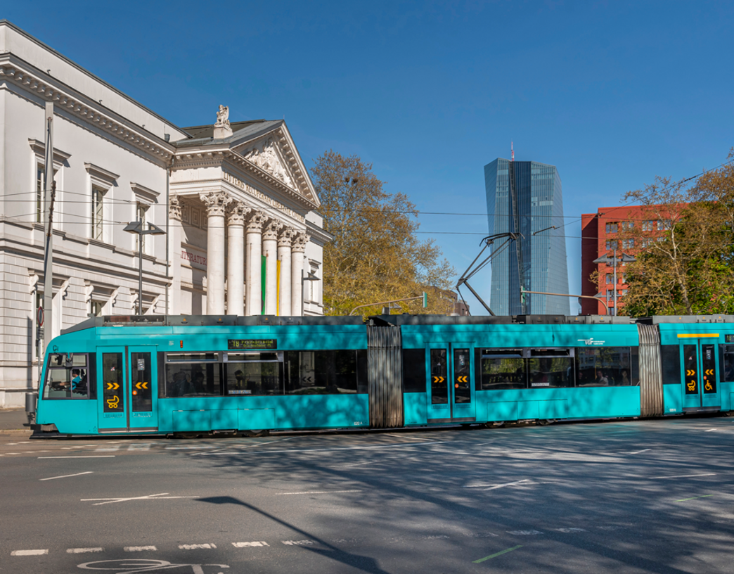 Straßenbahn fährt am Literaturhaus vorbei