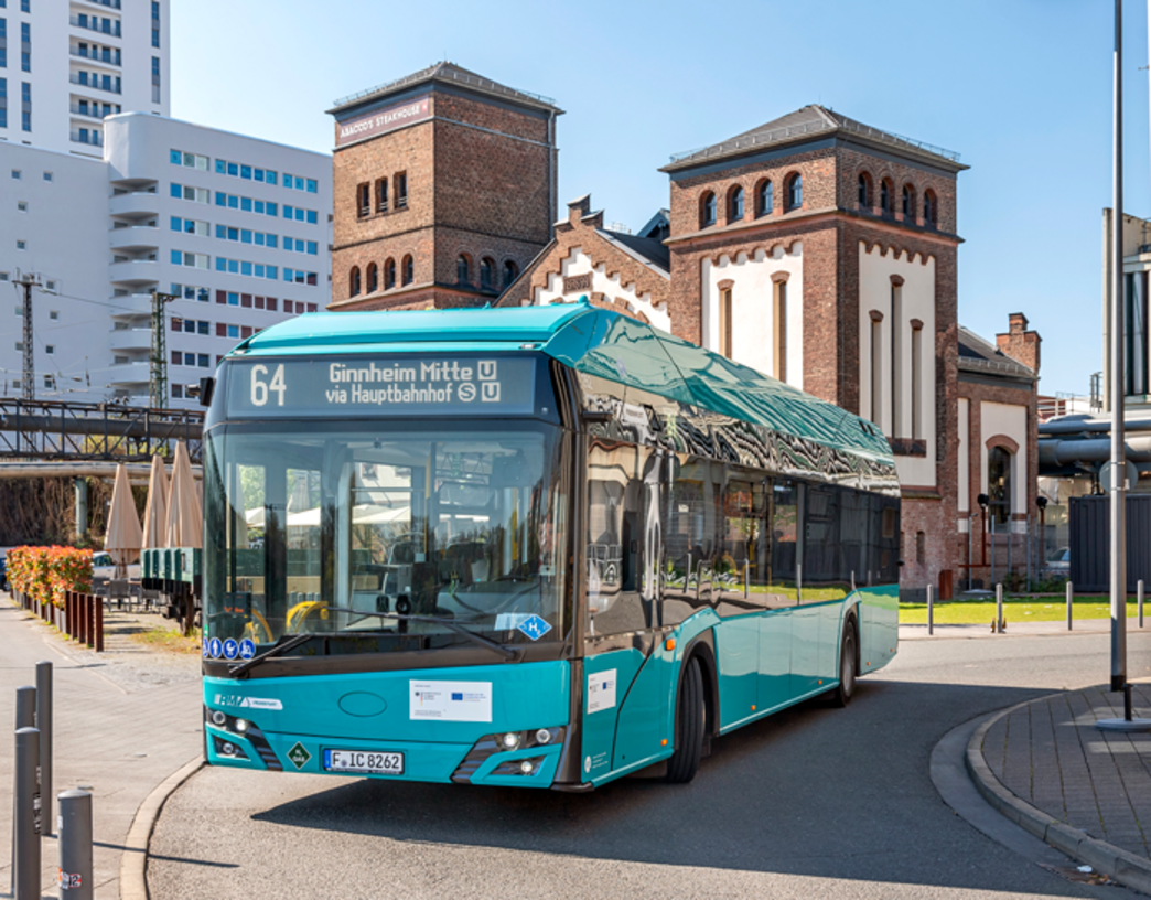 Ein Wasserstoffbus fährt durch das Westhafengebiet in Frankfurt am Main