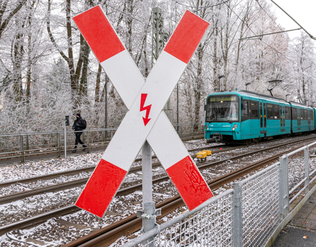 U-Bahn fährt an der verschneiten Station Wiesenau ab