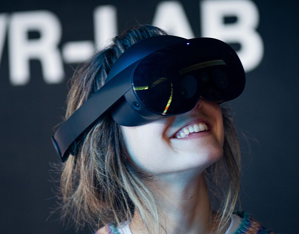 Frau mit VR-Brille