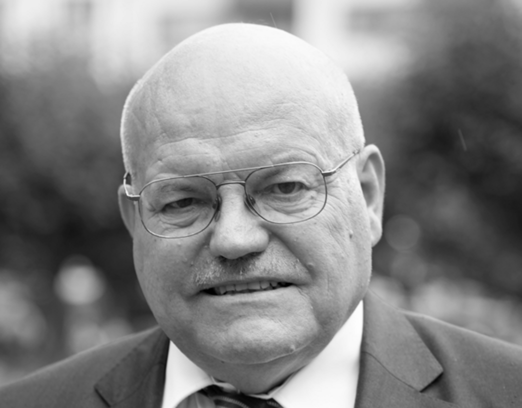 Portraitaufnahme von Klaus Oesterling in schwarz-weiß