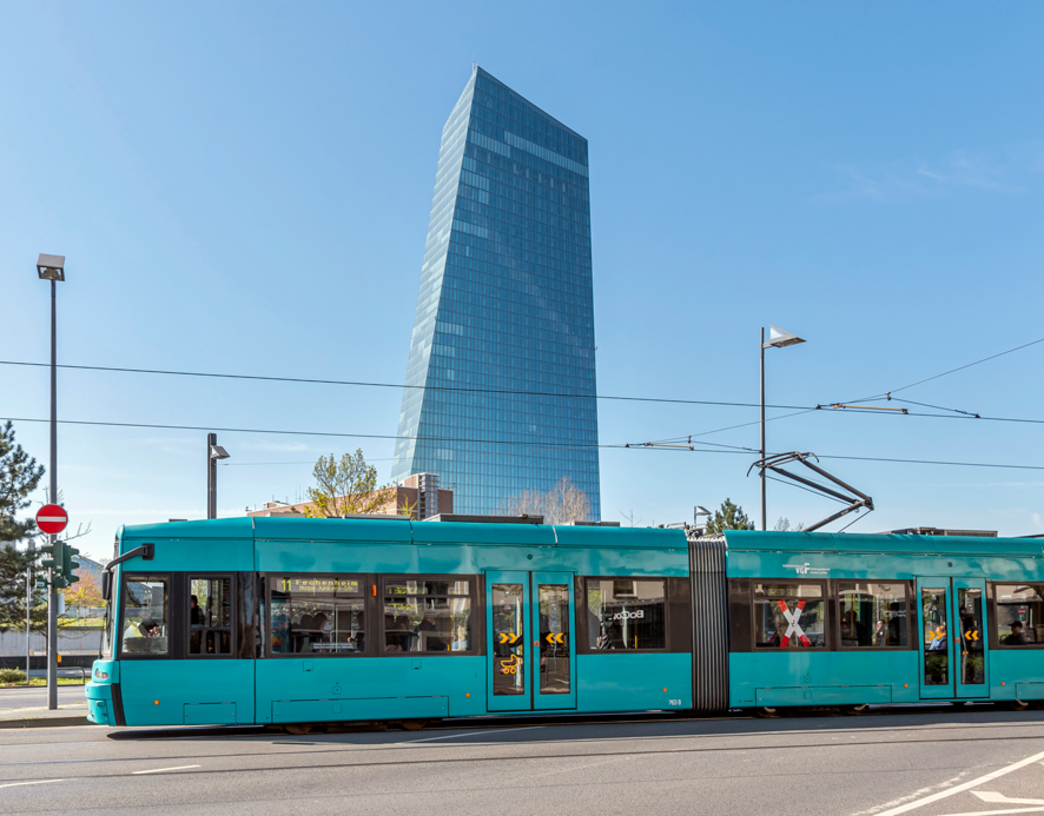 Straßenbahn vor dem Hochhaus der EZB