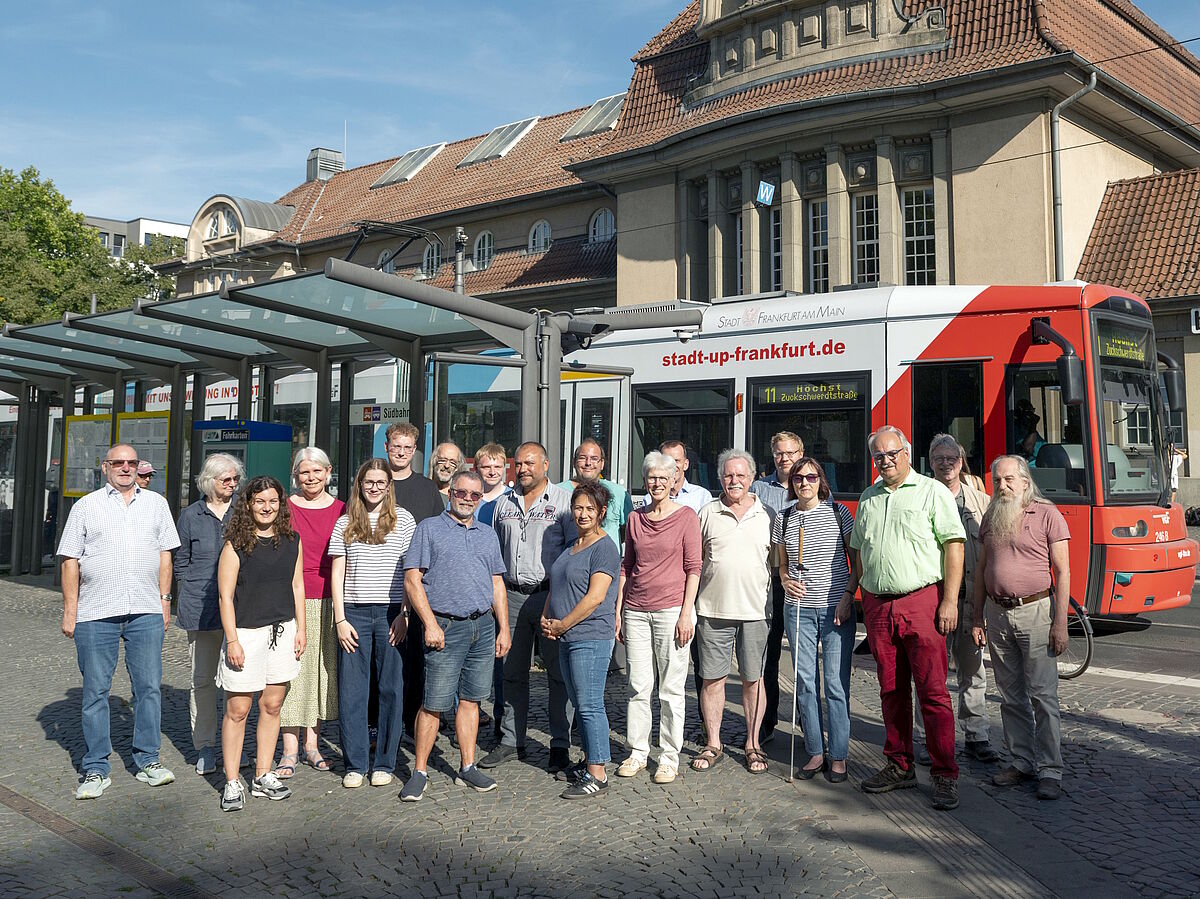 Der neu konstituierte Fahrgastbeirat für die Arbeitsperiode bis 2030 posiert für ein Gruppenfoto vor dem Frankfurter Südbahnhof.