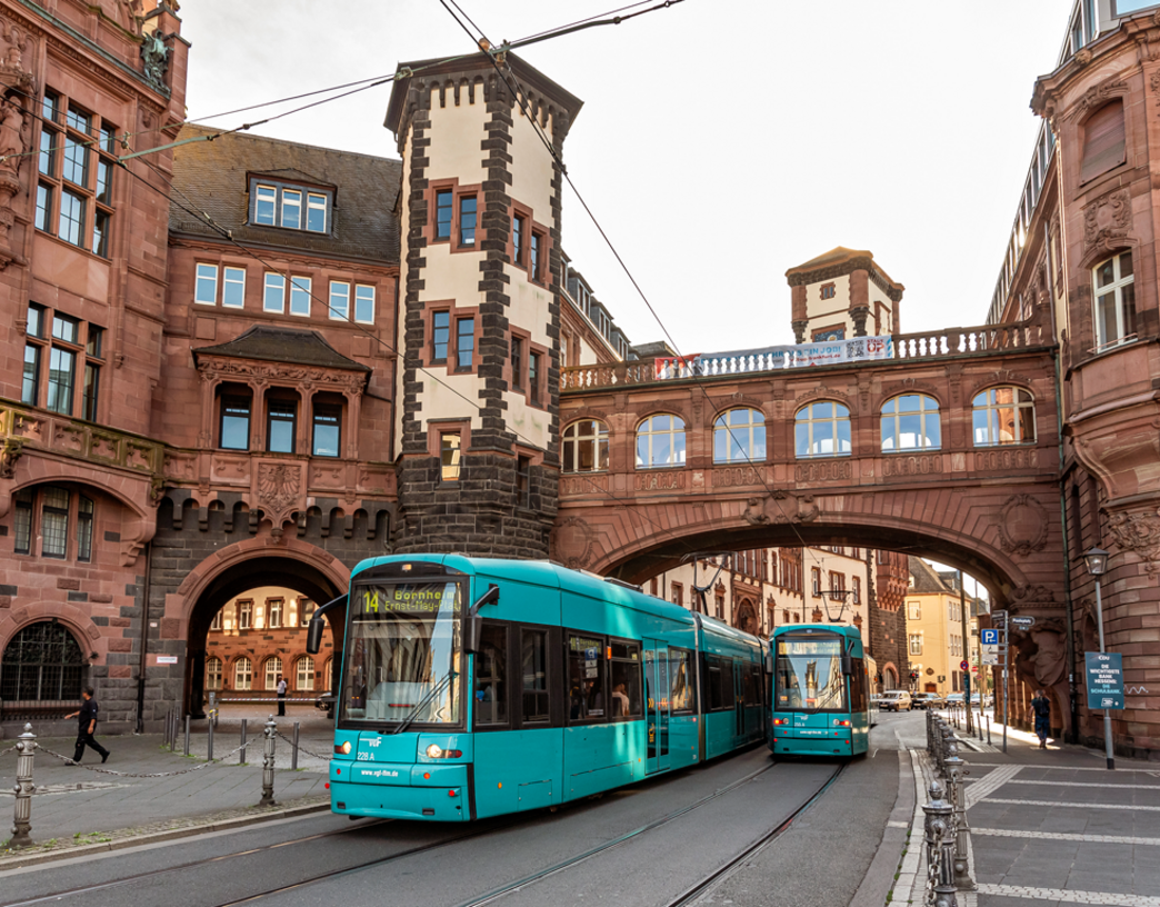 (c) traffiQ; Foto: Helmut Vogler Zwei Straßenbahnen fahren am Frankfurter Römer vorbei