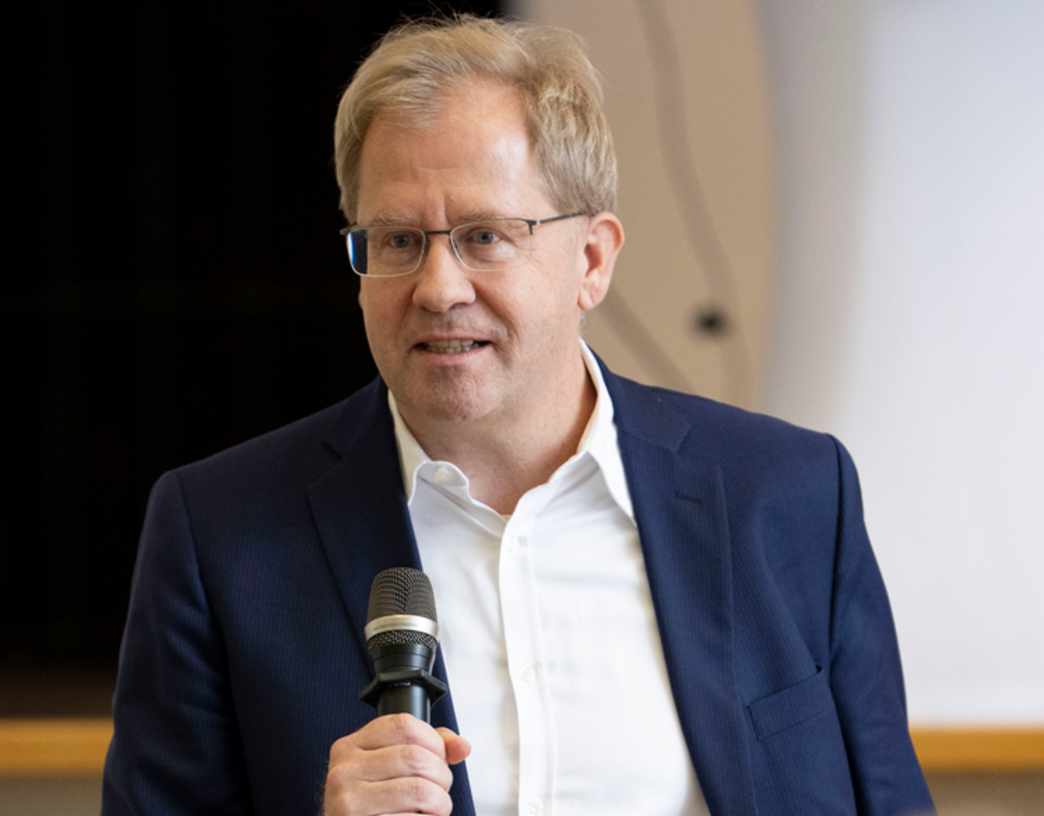 traffiQ-Geschäftsführer Prof. Dr.-Ing. Tom Reinhold spricht in ein Mikrophon
