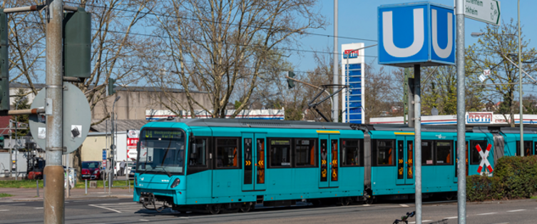 Eine U-Bahn fährt über die Borsigallee